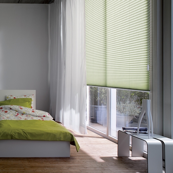 Изящные плиссированные складки штор помогут эффектно украсить Вашу спальню